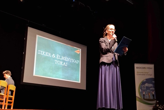 A képen ruházat, prezentáció, Nyilvános megszólalás, Szónok láthatóElőfordulhat, hogy a mesterséges intelligencia által létrehozott tartalom helytelen.