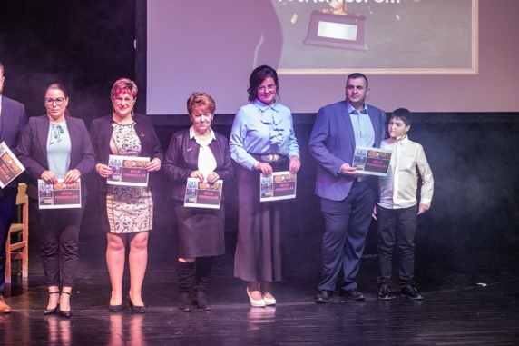 A képen ruházat, személy, lábbelik, ember látható Előfordulhat, hogy a mesterséges intelligencia által létrehozott tartalom helytelen.