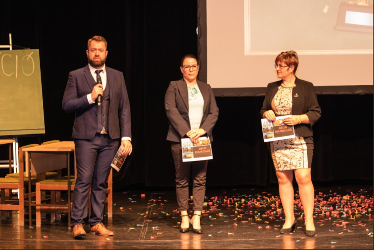 A képen ruházat, személy, lábbelik, ember láthatóElőfordulhat, hogy a mesterséges intelligencia által létrehozott tartalom helytelen.
