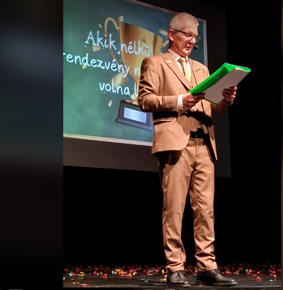 A képen ruházat, személy, prezentáció, Nyilvános megszólalás láthatóElőfordulhat, hogy a mesterséges intelligencia által létrehozott tartalom helytelen.