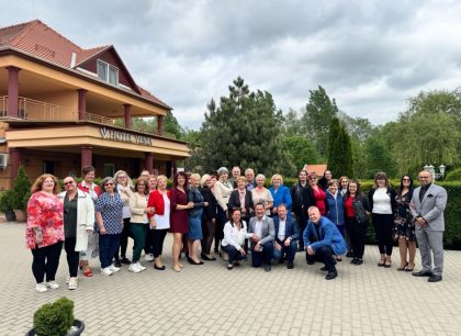 A képen ég, ruházat, személy, kültéri látható Előfordulhat, hogy az AI által létrehozott tartalom helytelen.