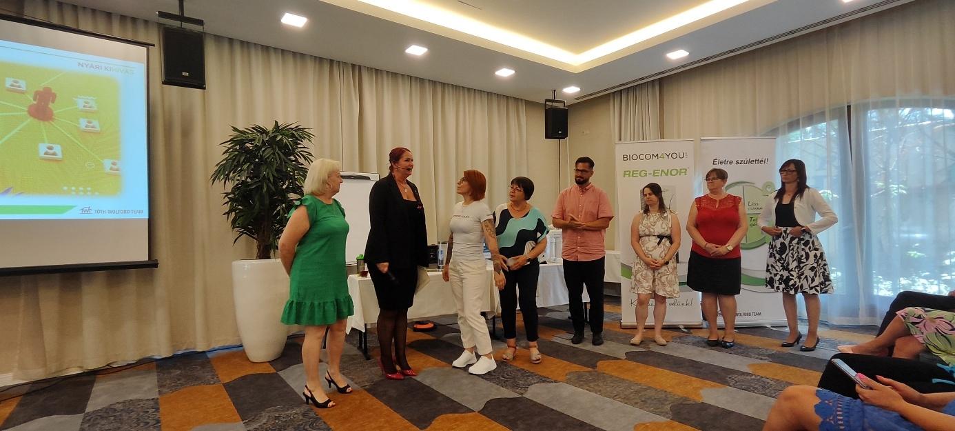 A képen ruházat, személy, nő, fedett pályás láthatóElőfordulhat, hogy az AI által létrehozott tartalom helytelen.