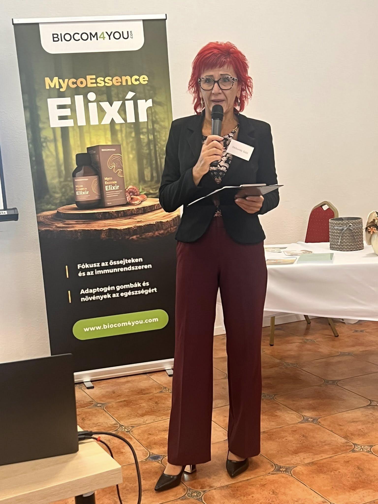 A képen ruházat, bútorok, személy, fedett pályás láthatóElőfordulhat, hogy az AI által létrehozott tartalom helytelen.