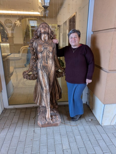 A képen ruházat, Emberi arc, szobor, személy láthatóElőfordulhat, hogy az AI által létrehozott tartalom helytelen.